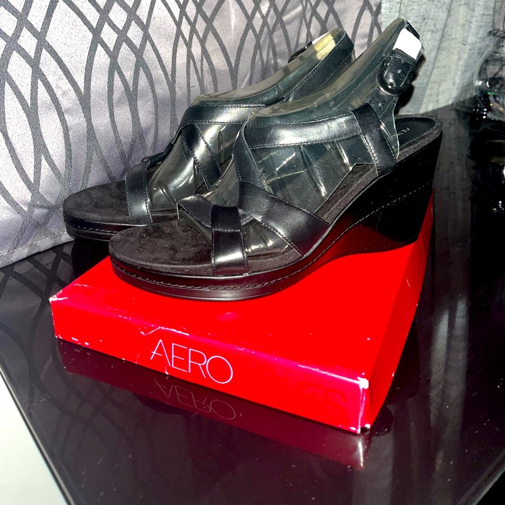 New Woman's Black Aerosoles Wedge Sandals Size 8.5